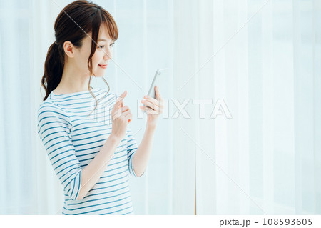 スマートフォンを操作する女性。 スマートフォンを操作する女性。 108593605