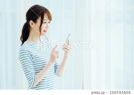スマートフォンを操作する女性。 108593608