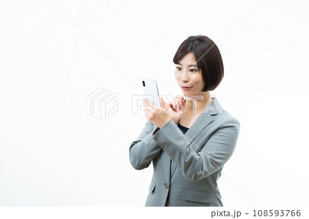 スマホを操作するスーツの女性　スーツ姿のビジネスマン　スーツ姿のOL 108593766