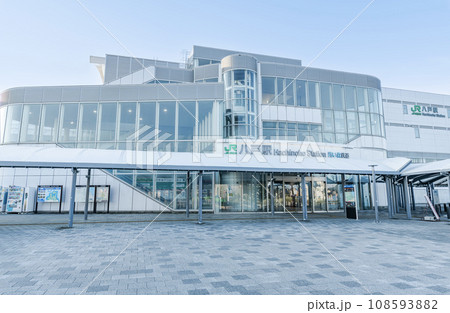 青森県八戸市　快晴のJR八戸駅 （西口） 108593882
