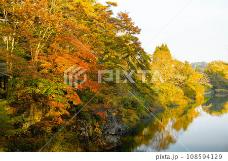 紅葉に染まる厳美渓 紅葉に染まる厳美渓 108594129