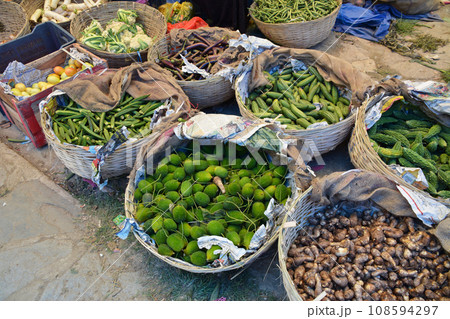 幸せの国ブータン マーケットで売られる野菜たち(Khuruthang, Punakha) 幸せの国ブータン マーケットで売られる野菜たち(Khuruthang, Punakha) 108594297