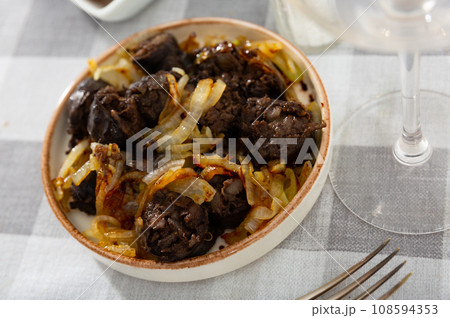 Morcilla con cebolla - traditional Spanish sausage from blood closeup 108594353
