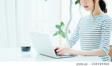 リビングでノートパソコンを使う女性（パーツ） 108594468