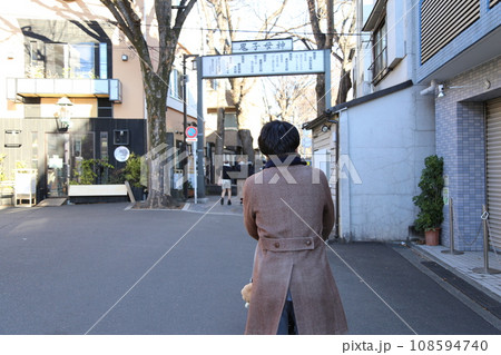 鬼子母神の参道に向かう男性 鬼子母神の参道に向かう男性 108594740