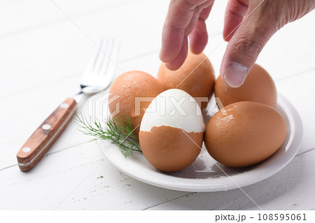 半熟のゆで玉子 半熟のゆで玉子 108595061