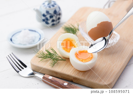 半熟のゆで玉子 半熟のゆで玉子 108595071