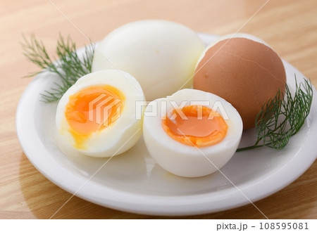 半熟のゆで玉子 半熟のゆで玉子 108595081