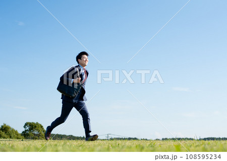ビジネスマン飛躍イメージ 108595234