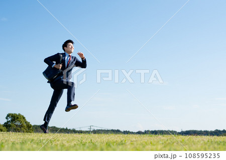 ビジネスマン飛躍イメージ 108595235