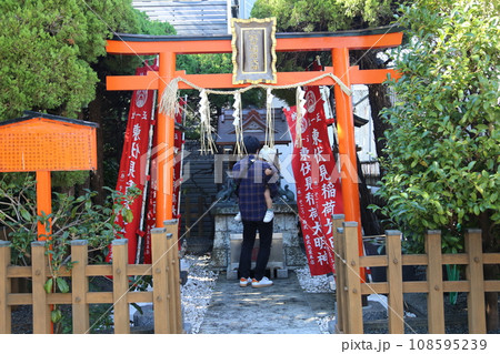 西武百貨店池袋本店の屋上にある伏見稲荷神社 108595239