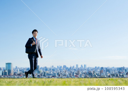 歩くビジネスマン 歩くビジネスマン 108595343