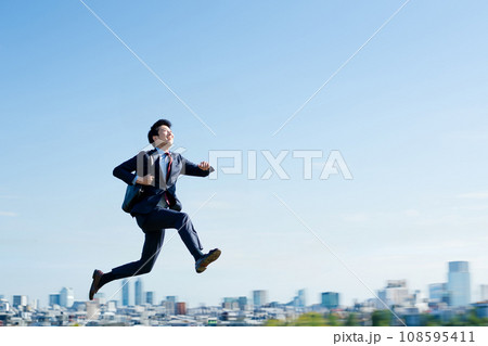 ビジネスマン飛躍イメージ 108595411