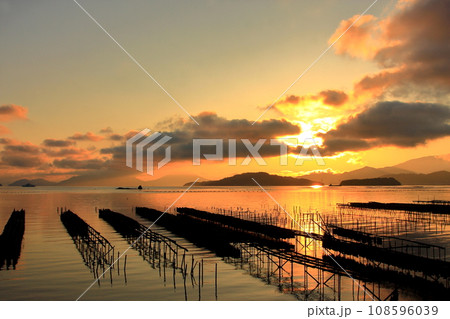 オレンジ色に染まる 美しい瀬戸内夕景 108596039