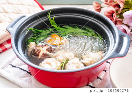 鶏つくね入り寄せ鍋 108596271