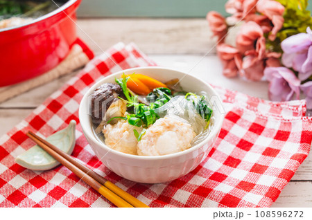 鍋料理　餅入り鶏つくね 108596272