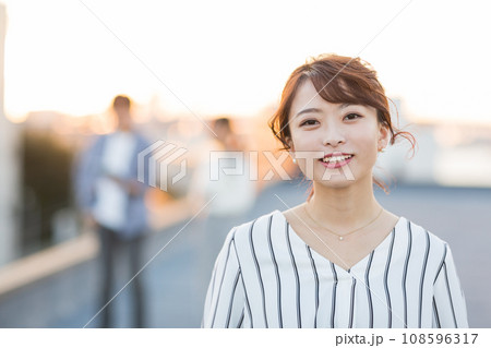 若い女性 屋外 カメラ目線 若い女性 屋外 カメラ目線 108596317