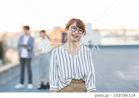 若い女性 屋外 カメラ目線 若い女性 屋外 カメラ目線 108596324