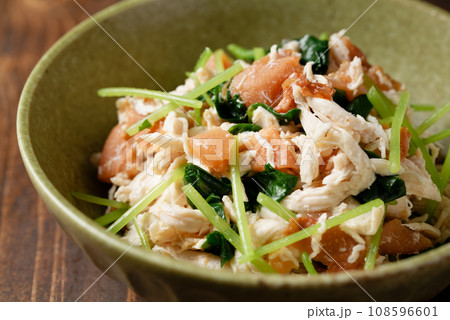 鶏ササミと三つ葉の梅肉和え 鶏ササミと三つ葉の梅肉和え 108596601