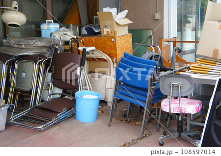 閉鎖された事務所から出た大量の粗大ゴミ 108597014