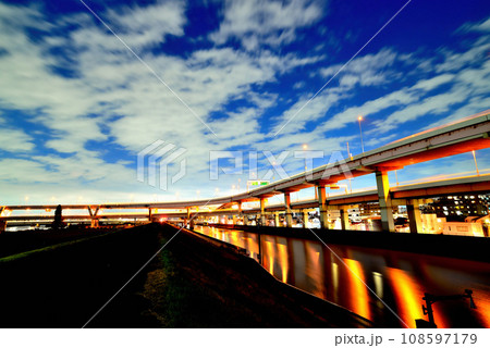 首都高速6号向島線 堀切ジャンクションの夜景 108597179