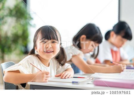 学習塾で勉強をする小学生たち。 108597681