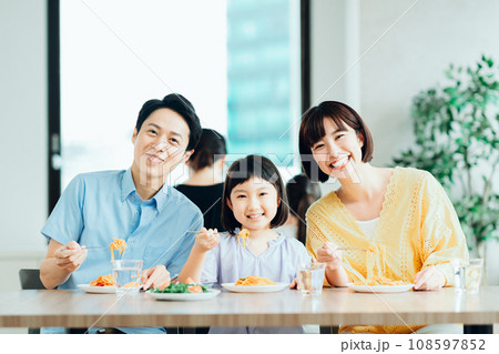 レストランで食事をするファミリー 108597852