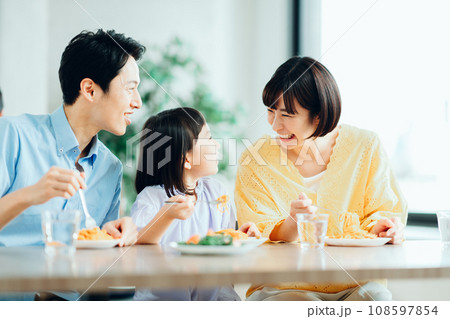 レストランで食事をするファミリー 108597854