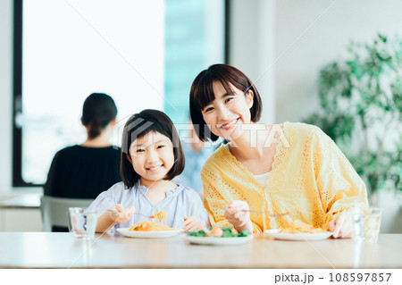 レストランで食事をするファミリー 108597857