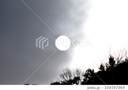 雲に隠れた真っ白な太陽 雲に隠れた真っ白な太陽 108597869