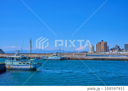 神奈川県藤沢市の腰越漁港付近から西側の眺望(片瀬海岸1丁目,腰越海岸,富士山など) 108597931