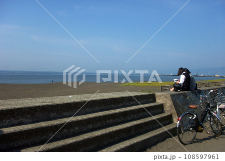 休日の海。 108597961