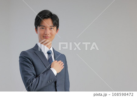 お任せくださいと手を胸に当てるコンサルタント男性1 108598472