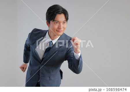 走り出すポーズのフレッシュマン1 108598474