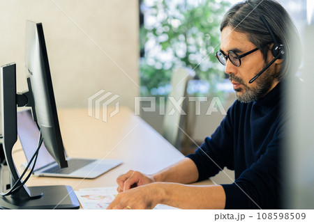 クリエイターのミドル男性 108598509