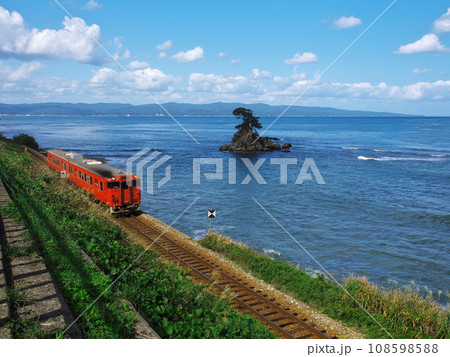 初秋の雨晴海岸 展望広場から富山湾岸を走るキハ40系気動車と女岩を臨む 初秋の雨晴海岸 展望広場から富山湾岸を走るキハ40系気動車と女岩を臨む 108598588