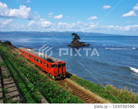 初秋の雨晴海岸 展望広場から富山湾岸を走るキハ40系気動車と女岩を臨む 初秋の雨晴海岸 展望広場から富山湾岸を走るキハ40系気動車と女岩を臨む 108598590