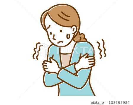 寒気がして震えている若い女性 108598984