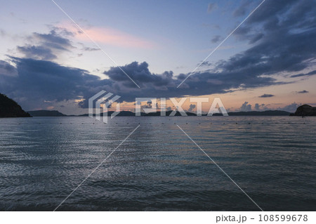 波静かな夕暮れの渡嘉志久ビーチ 波静かな夕暮れの渡嘉志久ビーチ 108599678