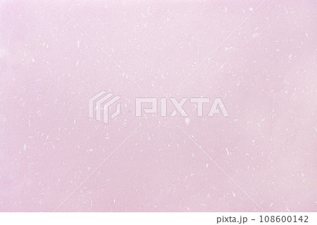 繊維の混じったピンク色の和紙の背景素材 108600142