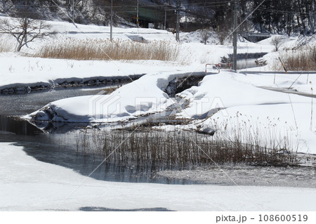 氷と雪の中綱湖の風景 氷と雪の中綱湖の風景 108600519