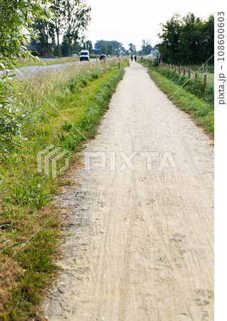 【ヨーロッパ】フランスの田舎の小道 108600603
