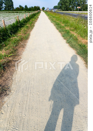 【ヨーロッパ】フランスの田舎の小道 108600614