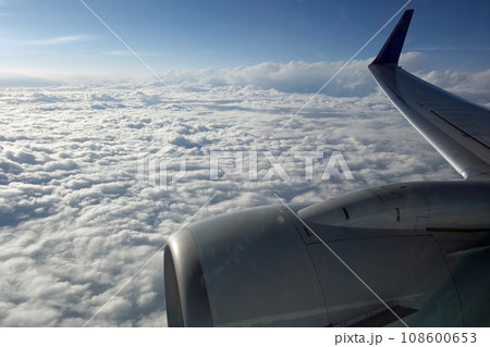 旅客機の機窓から見た雲海 108600653