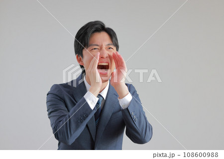 遠くに向かって叫んでいるビジネスマン1 108600988