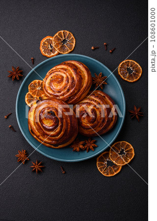 Delicious baked cinnamon raisin rolls in the form of rolls Delicious baked cinnamon raisin rolls in the form of rolls 108601000
