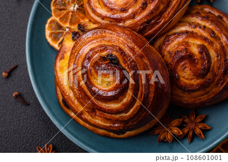 Delicious baked cinnamon raisin rolls in the form of rolls Delicious baked cinnamon raisin rolls in the form of rolls 108601001