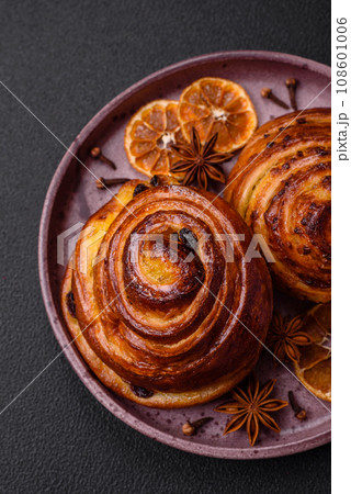Delicious baked cinnamon raisin rolls in the form of rolls Delicious baked cinnamon raisin rolls in the form of rolls 108601006