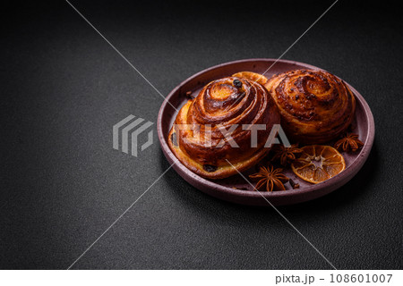 Delicious baked cinnamon raisin rolls in the form of rolls 108601007
