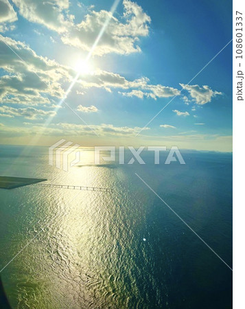 海に反射する太陽 108601337
